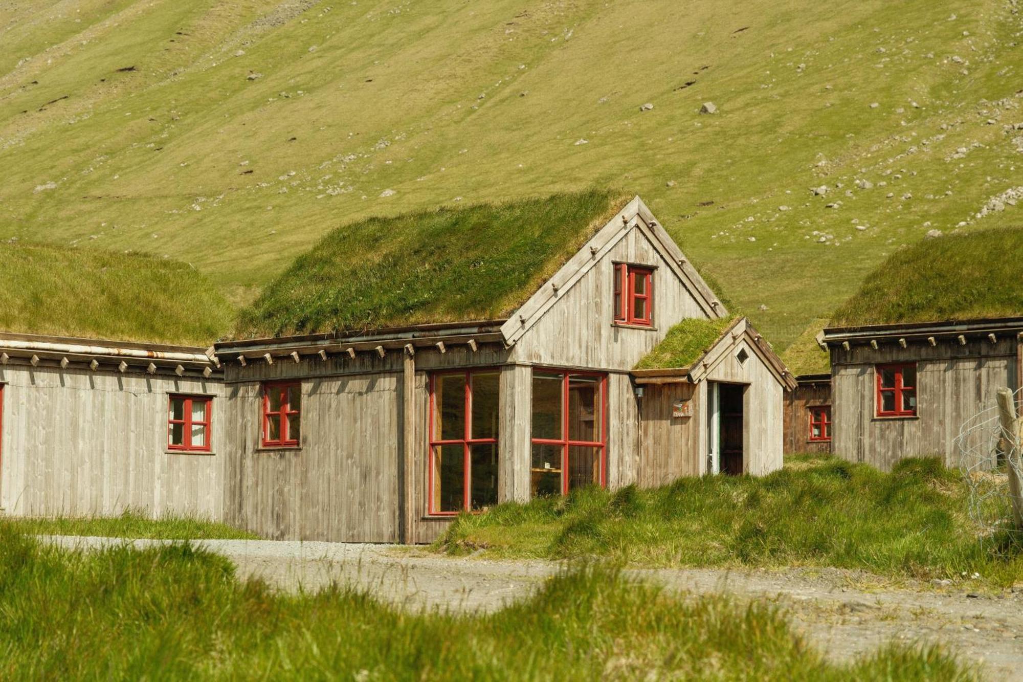 Mulafossur Cottages By Famous Waterfall In Gasadalur Exterior foto